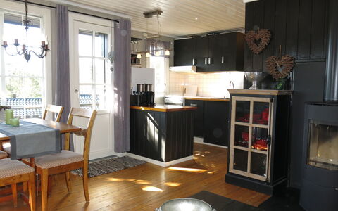 Evabu: Mobilia, Tavolo, Finestra, Legna, Cucina, Interior Design, Cabinetry, Controsoffitto, Pavimento, Soggiorno