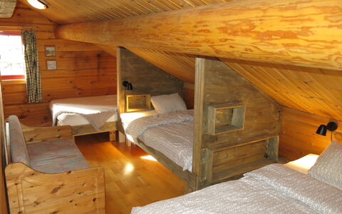 Kvila: Mobilia, Proprietà, Legna, Comfort, Finestra, Interior Design, Costruzione, Pavimento, Latifoglie, Letto
