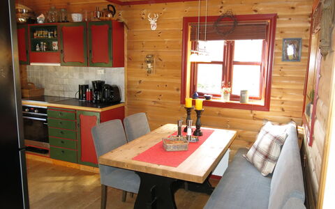 Troll: Tavolo, Cabinetry, Mobilia, Finestra, Legna, Interior Design, Pavimento, Latifoglie, Parete, Costruzione