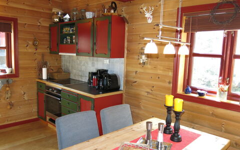 Troll: Tavolo, Mobilia, Proprietà, Finestra, Cabinetry, Legna, Interior Design, Illuminazione, Sedia, Cucina