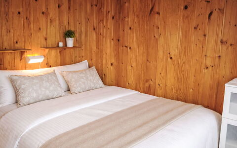 Fjellidyll: Letto, Camera Da Letto, Mobilia, Lenzuolo, Bedding, Interior Design, Legna, Pavimentazione, Pavimento, Biancheria