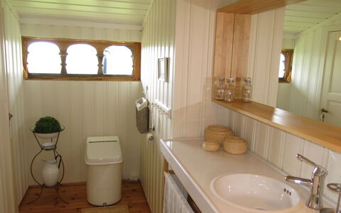 Fjellidyll: Specchio, Lavello, Proprietà, Rubinetto, Idraulico Fixture, Mobiletto Del Bagno, Lavandino Del Bagno, Legna, Bagno, Interior Design