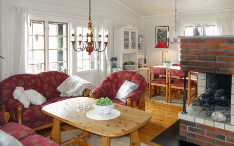 Fjellidyll: Tavolo, Proprietà, Mobilia, Costruzione, Finestra, Cornice, Comfort, Sedia, Legna, Interior Design