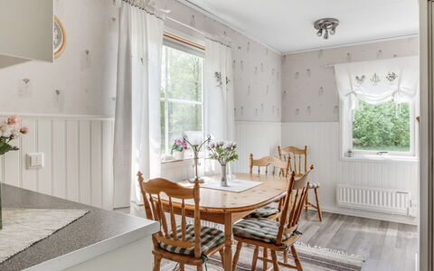 Björkebo: Tavolo, Pianta, Mobilia, Proprietà, Sedia, Finestra, Legna, Interior Design, Cabinetry, Rettangolo