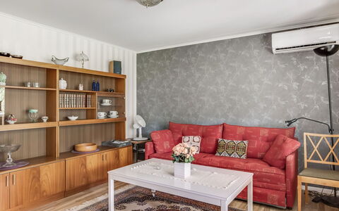 Björkebo: Marrone, Mobilia, Proprietà, Divano, Tavolo, Mensola, Illuminazione, Interior Design, Legna, Pavimento