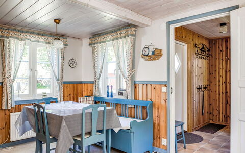 Mjöhult Utsikten: Mobilia, Proprietà, Tavolo, Sedia, Costruzione, Decorazione, Interior Design, Legna, Pavimento, Finestra