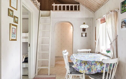 Hökagården: Mobilia, Proprietà, Cornice, Costruzione, Tavolo, Sedia, Legna, Porta, Finestra, Interior Design