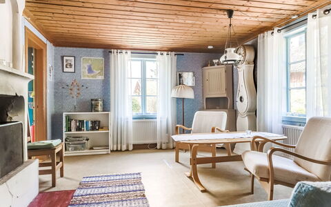 Ebbabolet: Mobilia, Finestra, Tavolo, Cornice, Blu, Cabinetry, Legna, Costruzione, Sedia, Interior Design