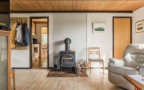 Kjuge Gula Huset: Mobilia, Costruzione, Legna, Divano, Cornice, Interior Design, Architettura, Pavimento, Pavimentazione, Soggiorno