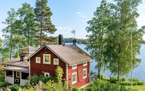 Villa Lundsfjärden: Cielo, Pianta, Nube, Costruzione, Acqua, Paesaggio Naturale, Albero, Lotto, Villetta, Casa