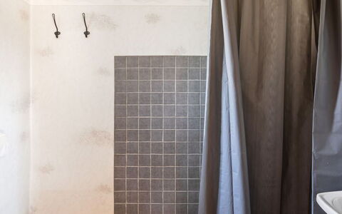 Skärvudde Torpet: Proprietà, Tenda Doccia, Interior Design, Pavimentazione, Pavimento, Parete, Asta Doccia, Bagno, Materiale Composito