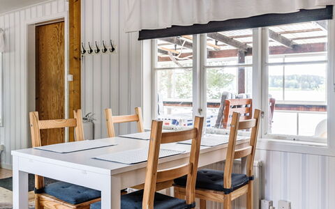 Löaborn: Tavolo, Mobilia, Proprietà, Costruzione, Legna, Sedia, Interior Design, Pavimento, Color Legno