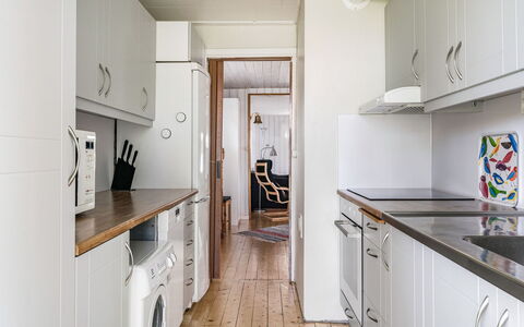 Löaborn: Cabinetry, Proprietà, Controsoffitto, Cucina, Costruzione, Cucina Stufa, Interior Design, Elettrodomestico Da Cucina, Illuminazione, Pavimentazione