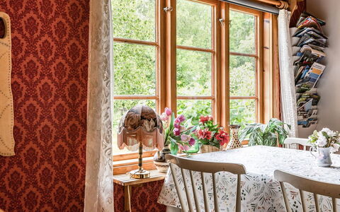 Röshult: Proprietà, Mobilia, Tavolo, Costruzione, Finestra, Decorazione, Tessile, Interior Design, Sedia, Pianta