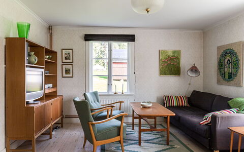 Långban: Tavolo, Mobilia, Proprietà, Cornice, Divano, Verde, Finestra, Legna, Sedia, Interior Design