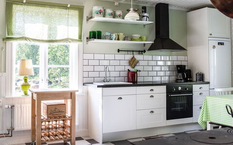 Långban: Cabinetry, Proprietà, Controsoffitto, Cucina, Costruzione, Verde, Elettrodomestico Da Cucina, Legna, Interior Design, Illuminazione