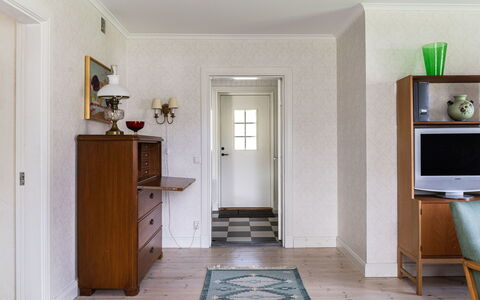 Långban: Mobilia, Cabinetry, Porta, Legna, Interior Design, Pavimentazione, Costruzione, Pavimento, Sala, Color Legno