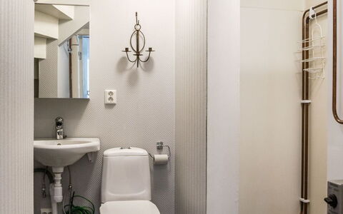 Långban: Specchio, Proprietà, Costruzione, Idraulico Fixture, Interior Design, Casa, Pavimento, Pavimentazione, Bagno, Parete