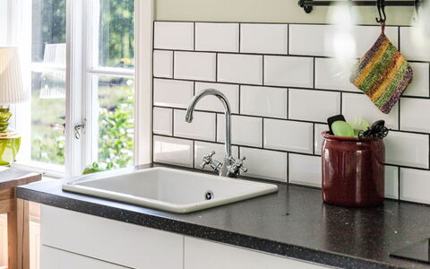 Långban: Rubinetto, Lavello, Idraulico Fixture, Proprietà, Lavandino Della Cucina, Pianta, Cabinetry, Bianca, Finestra, Controsoffitto