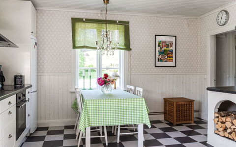 Långban: Mobilia, Proprietà, Pianta, Cabinetry, Tavolo, Interior Design, Legna, Cassetto, Cornice, Finestra
