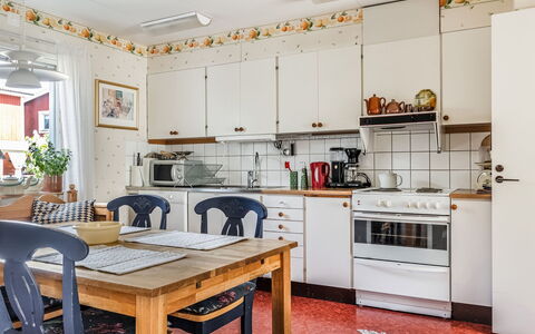 Mölltorp: Tavolo, Cielo, Mobilia, Tavola, Costruzione, Interior Design, Mobili Da Esterno, Portico, Shade, Sedia