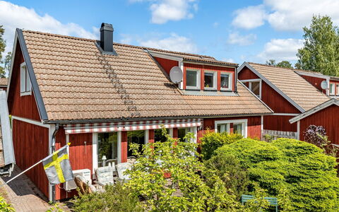 Mölltorp: Tavolo, Cielo, Mobilia, Tavola, Costruzione, Interior Design, Mobili Da Esterno, Portico, Shade, Sedia