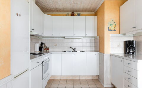 Gissarp Gryningen: Cabinetry, Controsoffitto, Proprietà, Lavello, Lavandino Della Cucina, Cucina Stufa, Cucina, Rubinetto, Interior Design, Elettrodomestico Da Cucina