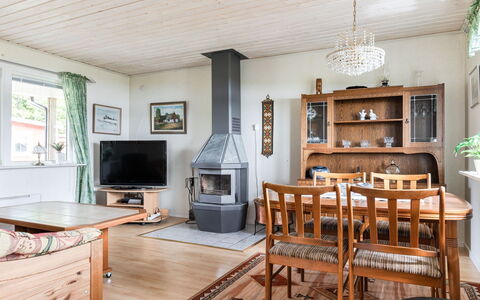 Gissarp Gryningen: Cornice, Mobilia, Proprietà, Divano, Cabinetry, Tavolo, Televisione, Legna, Mensola, Cassetto