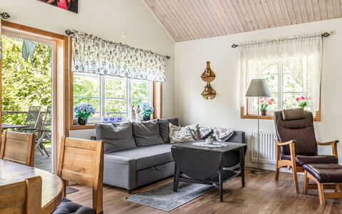 Gaslunda: Mobilia, Proprietà, Cornice, Tavolo, Divano, Legna, Interior Design, Pianta, Sedia, Soggiorno