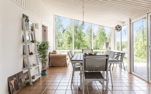 Erikstorp Villan: Proprietà, Mobilia, Tavolo, Pianta, Sedia, Interior Design, Pavimento, Pavimentazione, Shade, Legna