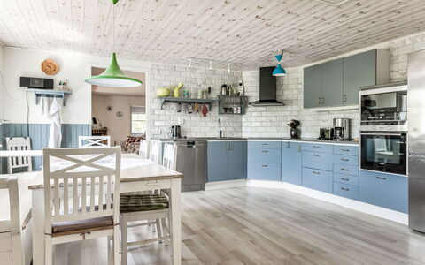 Erikstorp Villan: Controsoffitto, Proprietà, Cabinetry, Tavolo, Cucina, Illuminazione, Legna, Costruzione, Interior Design, Soggiorno