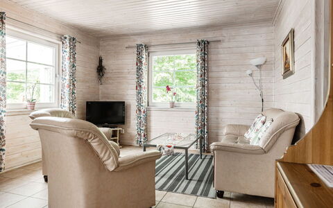 Erikstorp 142: Mobilia, Finestra, Costruzione, Legna, Comfort, Interior Design, Pavimento, Pavimentazione, Shade, Soggiorno