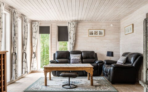 Erikstorp 143: Mobilia, Proprietà, Divano, Legna, Interior Design, Pavimentazione, Pavimento, Tavolo, Soggiorno, Comfort