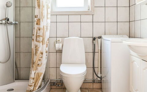 Erikstorp 143: Idraulico Fixture, Gabinetto, Costruzione, Bagno, Toilet Seat, Viola, Interior Design, Pavimentazione, Casa