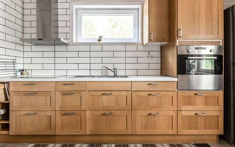 Erikstorp 144: Marrone, Controsoffitto, Cabinetry, Lavandino Della Cucina, Cucina, Rubinetto, Cassetto, Lavello, Costruzione, Legna
