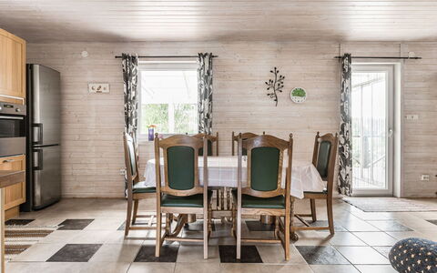Erikstorp 144: Mobilia, Proprietà, Cabinetry, Sedia, Interior Design, Costruzione, Legna, Pavimentazione, Soggiorno, Pavimento