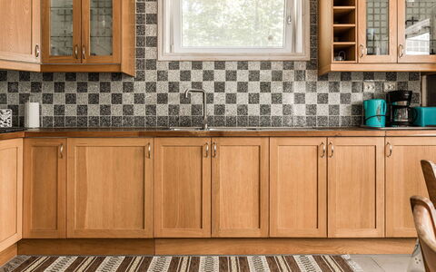 Erikstorp 145: Marrone, Controsoffitto, Cabinetry, Mobilia, Proprietà, Rubinetto, Lavandino Della Cucina, Cucina, Prodotto, Legna