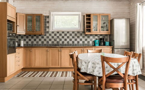 Erikstorp 145: Mobilia, Proprietà, Cabinetry, Tavolo, Legna, Interior Design, Pavimento, Pavimentazione, Cucina, Finestra