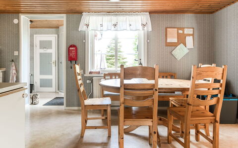 Gåragöl: Tavolo, Mobilia, Costruzione, Sedia, Legna, Finestra, Interior Design, Pavimento, Color Legno