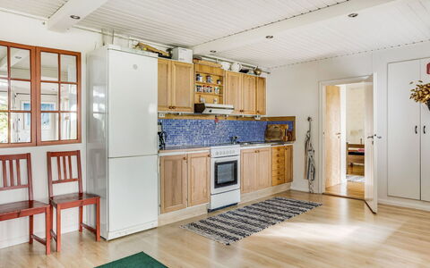 Ängasjö Ekbacken: Cabinetry, Cucina, Legna, Finestra, Interior Design, Illuminazione, Pavimentazione, Pavimento, Sala, Soggiorno