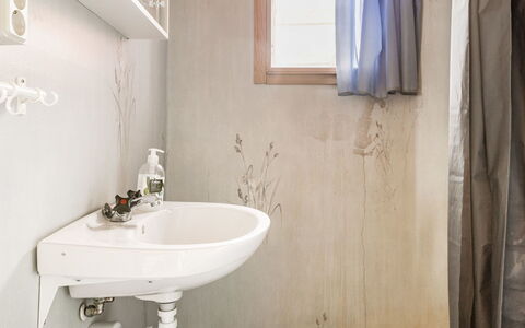 Tingsmåla: Rubinetto, Idraulico Fixture, Proprietà, Lavello, Finestra, Viola, Bagno, Lavandino Del Bagno, Interior Design
