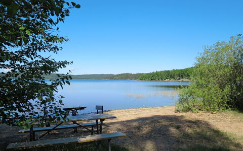 Måbäcken: Acqua, Cielo, Risorse Idriche, Pianta, Panchina, Tavolo, Paesaggio Naturale, Luce Del Sole, Lago, Albero