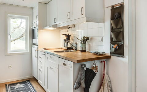 Ringsegård Höjden: Cabinetry, Controsoffitto, Proprietà, Cucina, Finestra, Legna, Cucina Stufa, Elettrodomestico Da Cucina, Lavello, Elettrodomestico