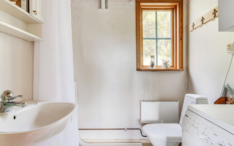 Bofall: Proprietà, Idraulico Fixture, Lavello, Rubinetto, Finestra, Bagno, Lavandino Del Bagno, Interior Design, Legna, Mobiletto Del Bagno