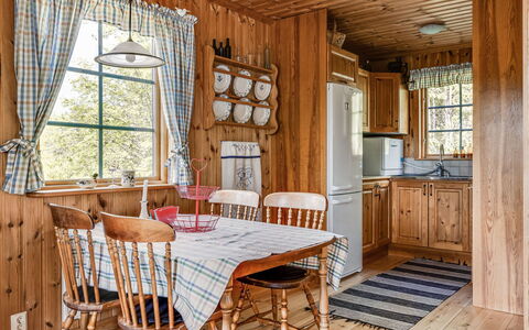 Bofall: Mobilia, Proprietà, Tavolo, Sedia, Legna, Interior Design, Pavimento, Color Legno, Finestra
