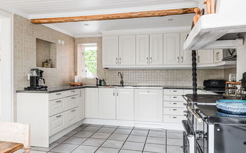 Klinten Totebo: Cabinetry, Controsoffitto, Proprietà, Cucina Stufa, Cucina, Elettrodomestico Da Cucina, Costruzione, Elettrodomestico, Legna, Piano Cottura