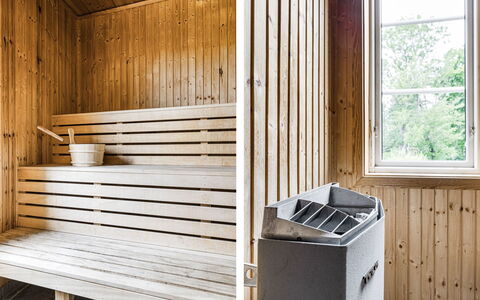 Klinten Totebo: Finestra, Legna, Rettangolo, Interior Design, Pavimentazione, Pavimento, Color Legno, Latifoglie, Costruzione, Gas