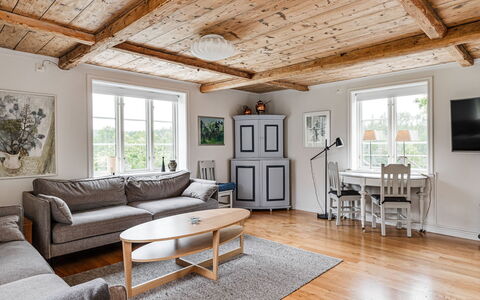Klinten Totebo: Mobilia, Proprietà, Divano, Cornice, Finestra, Legna, Interior Design, Soggiorno, Pavimento, Tavolo