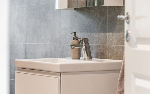 Gapern: Rubinetto, Idraulico Fixture, Lavandino Del Bagno, Specchio, Interior Design, Bagno, Legna, Rettangolo, Pavimento