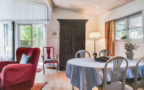 Rindö: Tavolo, Mobilia, Proprietà, Pianta, Sedia, Finestra, Vaso Di Fiori, Costruzione, Legna, Pianta Della Casa